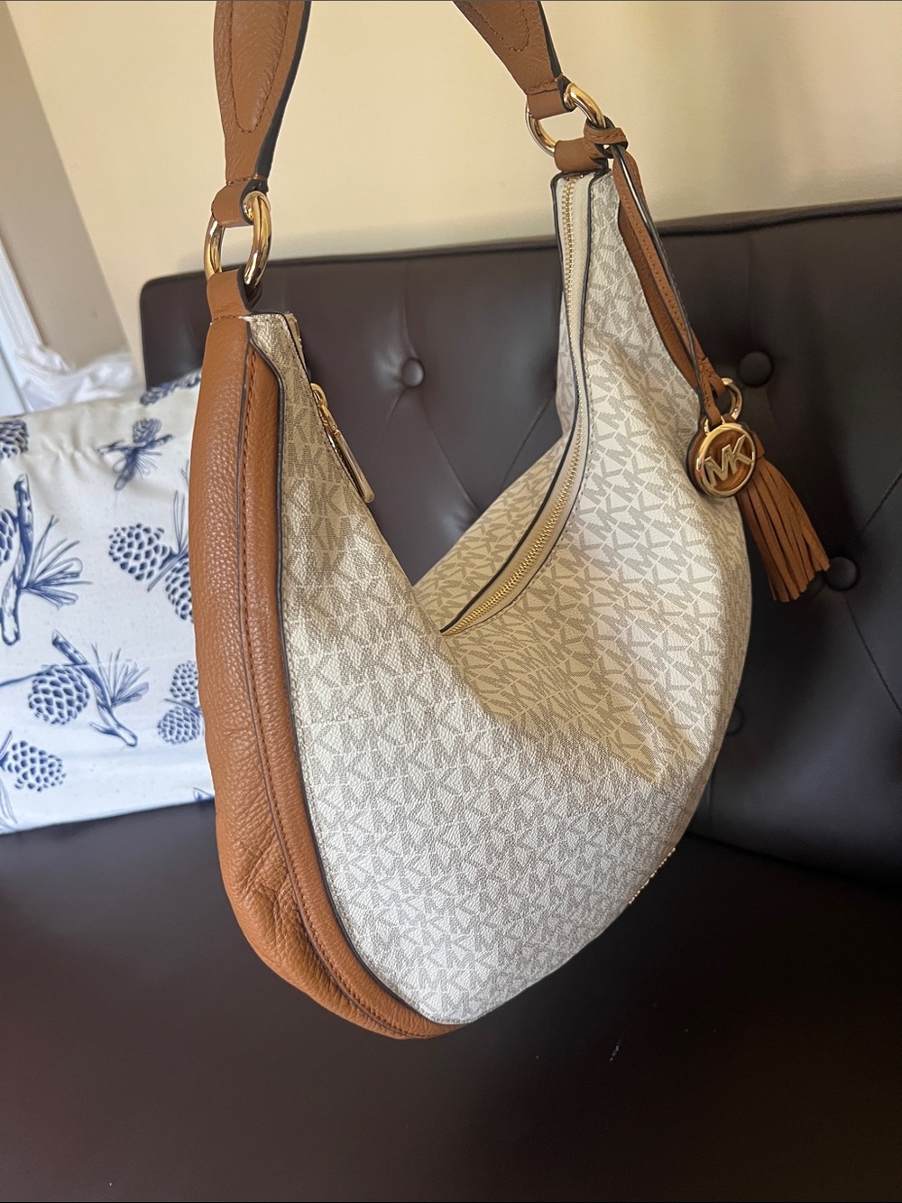 Michael Kors Ivory Signature MK Hobo with Tan Trim - Picture 4 of 13